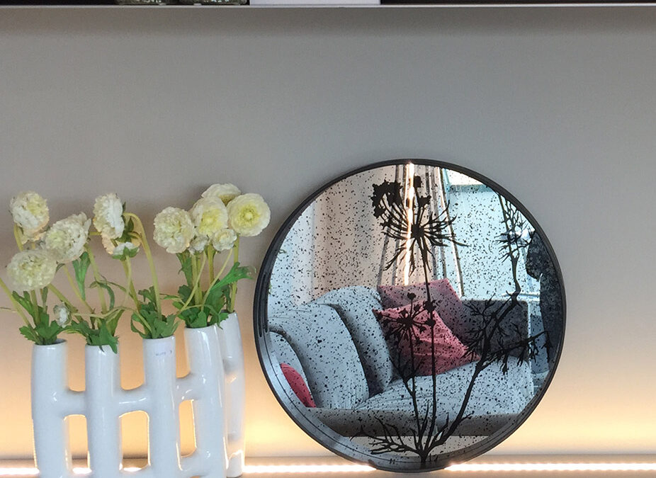 Pareti colorate e verde stabilizzato: decorare casa in primavera